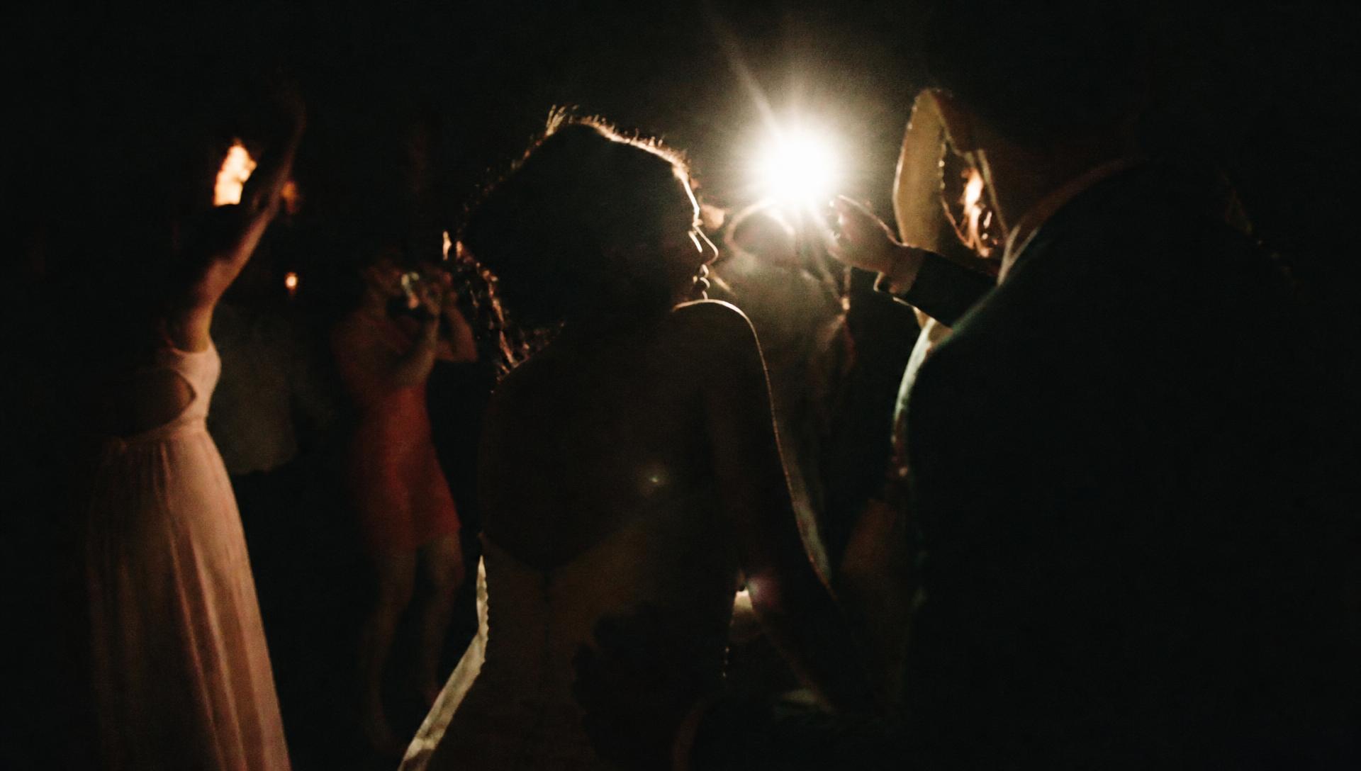 Fiesta de noche fotografiada con flash y grano de película